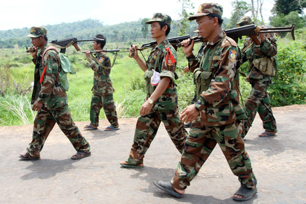 1219381132_8i6NUjkm_Cambodian_soldiers_along_the_border_28PPP29