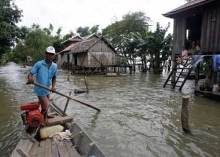 1219381132_BwCHi4yU_CambodiaFloods16102010