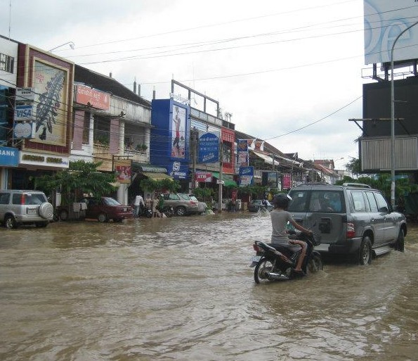 1219381132_WGt4O1fl_siem-reap-flood-e1317628892525