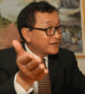 sam.rainsy talks to the media