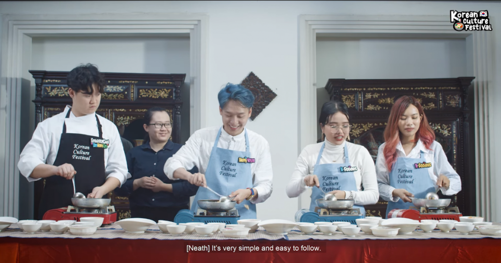 캄보디아 200만 팔로워 인플루언서 헹비살(Heng Visal)이 출연해 대사관 관저요리사와 함께 김치볶음밥, 오미자 샐러드, 김치전 등 한식 조리법을 소개했다1