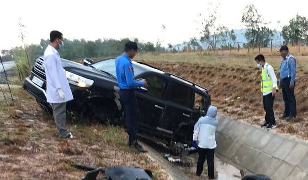 Foreigner-dies-another-seriously-injured-in-Phnom-Penh–-Sihanoukville-Expressway-smash