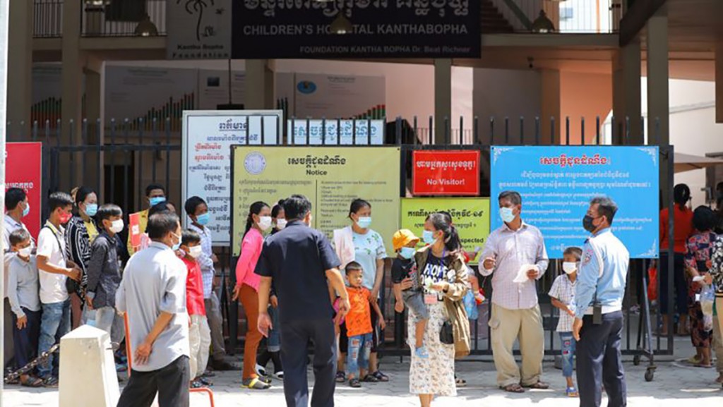 parents-bring-their-children-to-kantha-bopha-childrens-hospital-in-phnom-penh-in-2022.-hong-menea