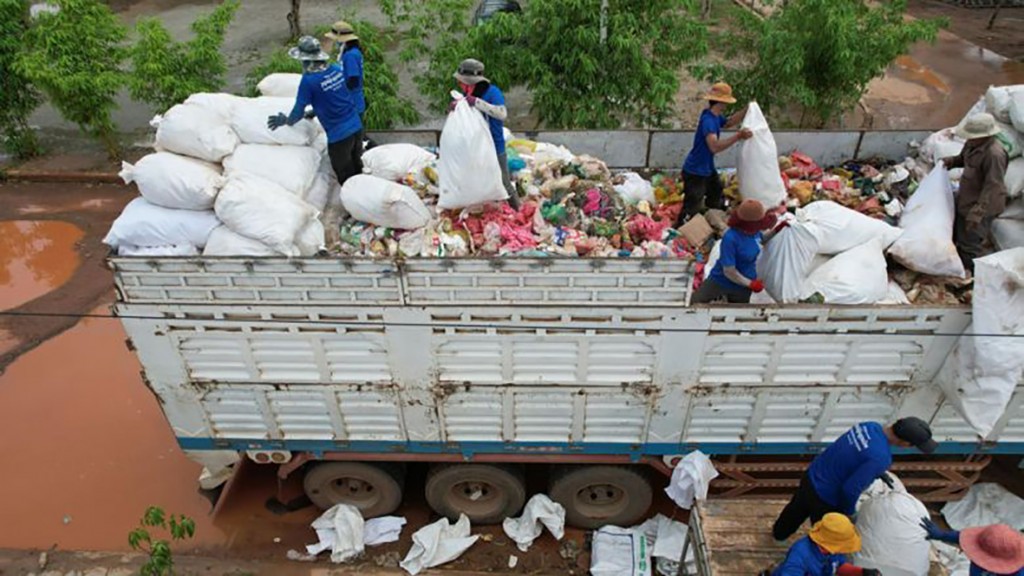 topic-1.-some-30-tonnes-of-plastic-waste-collected-at-chong-kneas-in-last-few-months.-by-river-ocean-cleanup-5