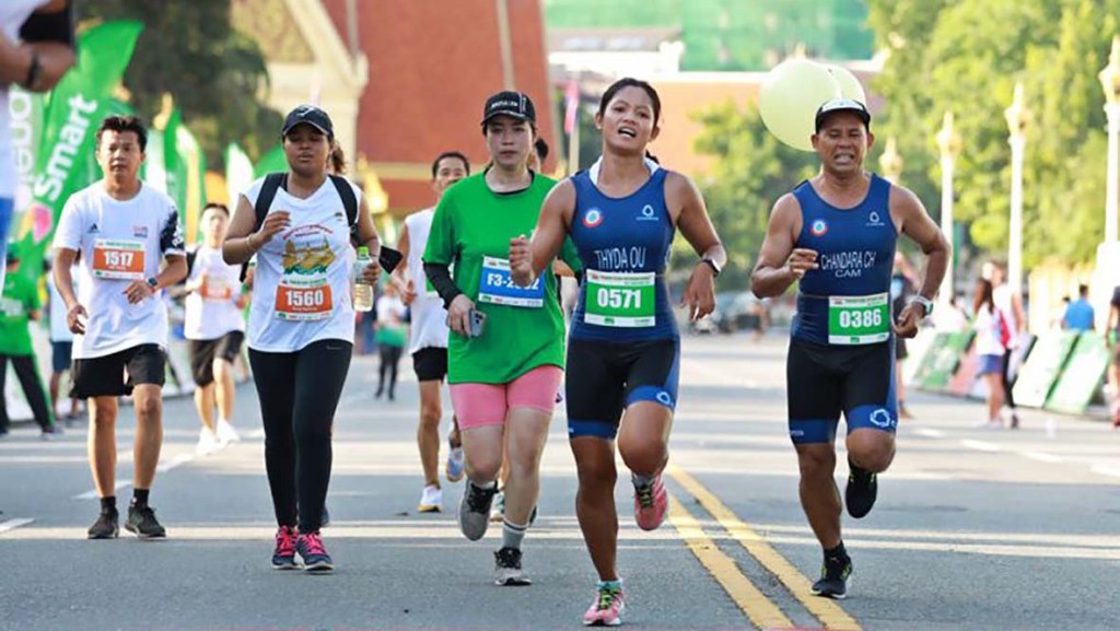 topic-13.-over-3000-people-join-half-marathon-in-front-of-the-royal-palace-in-2022-by-hong-menea-1