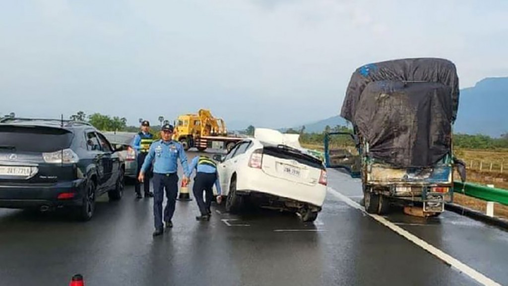 accident-on-the-phnom-penh-sihanoukville-expressway-on-april-04-2023-by-police