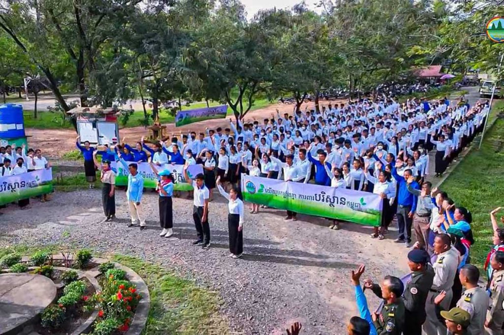 7_12_2023_Environment minister Eang Sophalleth meets with students at a school in the O’Reang-ou district of Tbong Khmum province on December 5. MOE