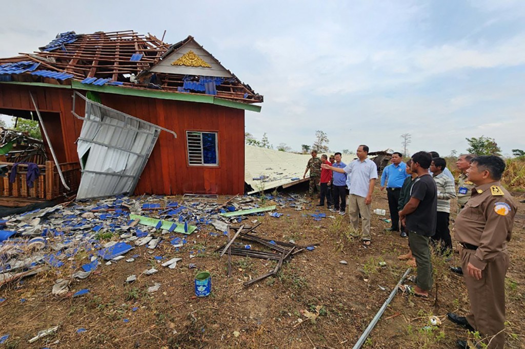 NCDM 관계자들이 쁘레아위히어 주에서 폭풍으로 파손된 주택을 조사하고 있다. 캄보디아는 5월 1일부터 15일까지 폭풍우로 인해 172채의 주택이 파괴됐다.