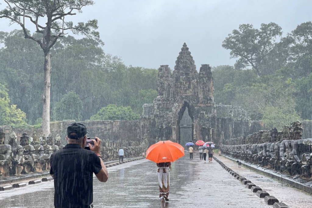 19_7_2024_visitors_take_photos_at_angkor_thom_s_south_gate_this_week_ana