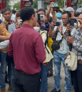 ▲ 지난 7월 10일 총격에 의해 암살된 캄보디아 논평가 까엠 러이의 8주기를 맞아 기자들이 NGO 직원과 인터뷰를 하고 있다.