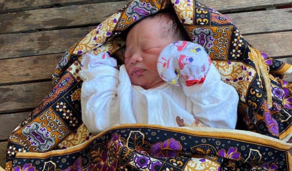 A-newborn-child-had-a-strange-start-to-its-life-after-children-found-it-abandoned-on-a-roof-in-Phnom-Penh