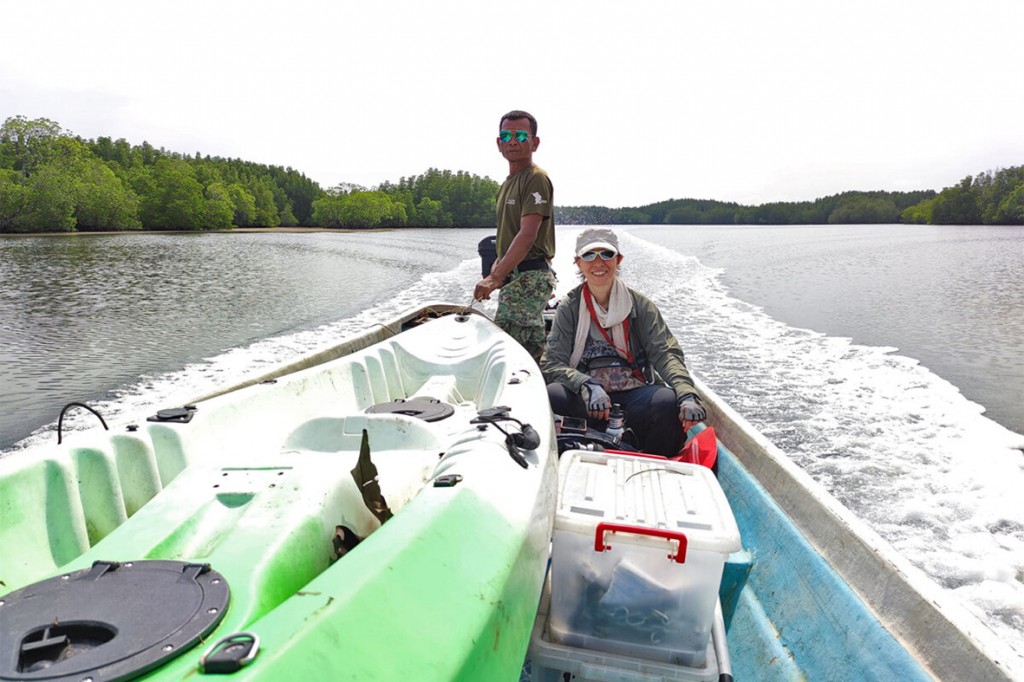 ▲ 생태기업 Fishing Cat의 설립자인 바네사 헤란츠 무뇨스와 환경부 소속 순찰대원이 꺼까삐 람싸 구역에서 생물다양성 조사를 하고 있다.