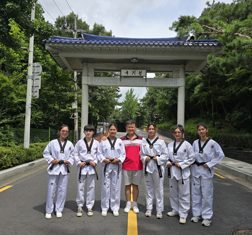 ▲ 최용석 감독(가운데)이 이끄는 캄보디아 태권도 선수단이 2024 문경 세계태권도한마’에서 2개 부문에 입상했다.