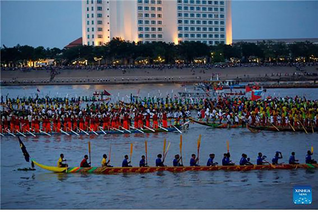 ▲ 2023년 11월 28일 프놈펜 똔레삽강에서 열린 물축제 폐막식에서 보트 경주 참가자들