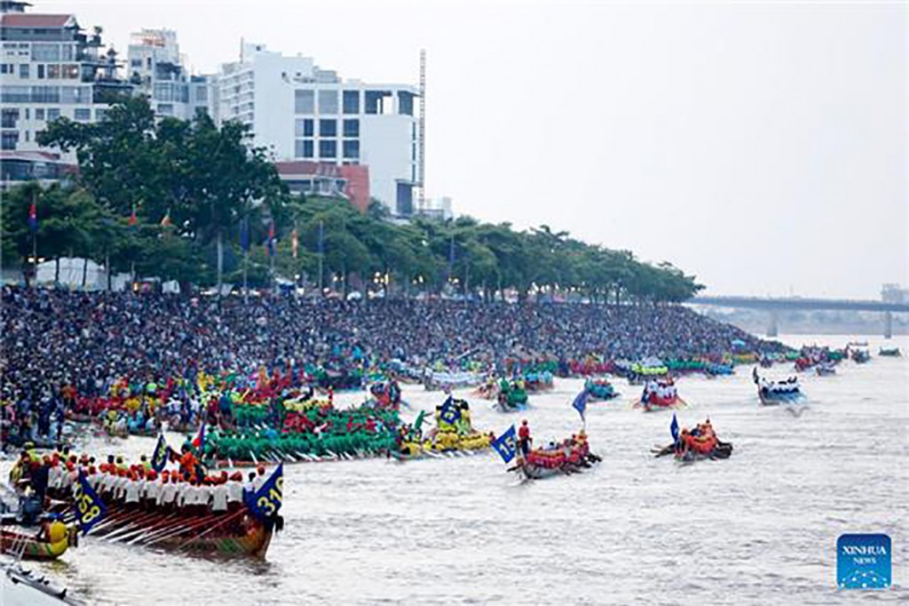 ▲ 2023년 11월 28일 프놈펜 똔레삽강에서 열린 물축제에서 보트 경주 참가자들