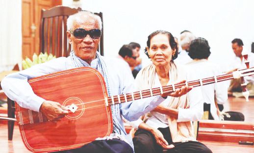 famous_chapey_artist_kong_nay_plays_the_instrument_at_the_cambodian_living_arts_association_in_phnom_penh_yesterday_30_11_2016_ales