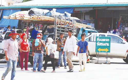 6_cambodian_workers_at_the_daung_international_check-point_in_battambag_province_last_year_23_04_2016_heng_chivoan
