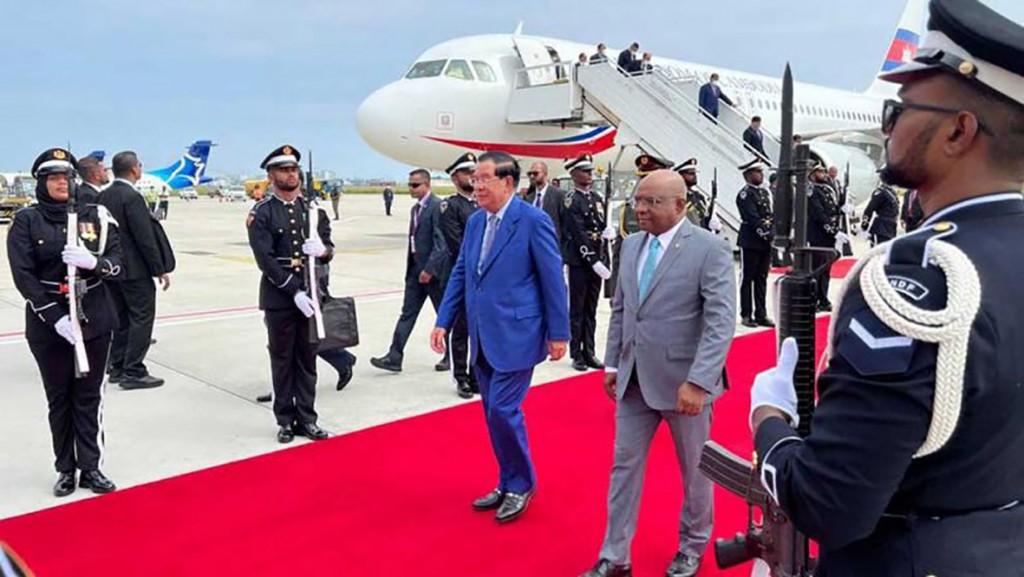 prime_minister_hun_sen_centre_in_blue_suit_arrives_at_maldives_international_airport_on_january_15._spm