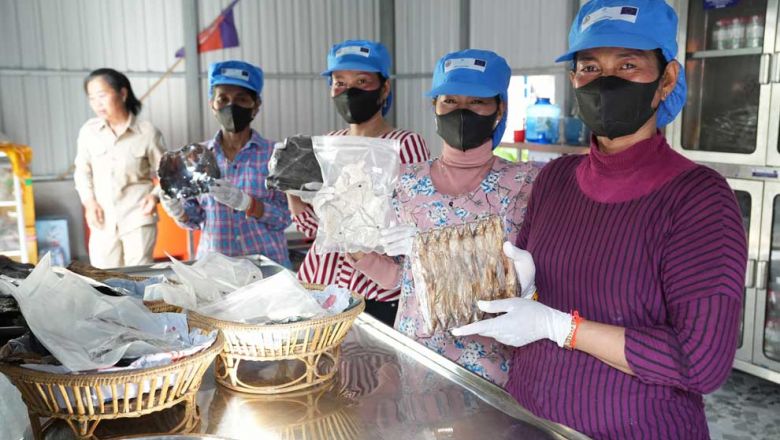 members_of_boeung_rumpe_fish_processing_women_handicraft_show_their_fish_product_during_the_visit_of_agriculture_minister_dith_tina_on_june_27._maff