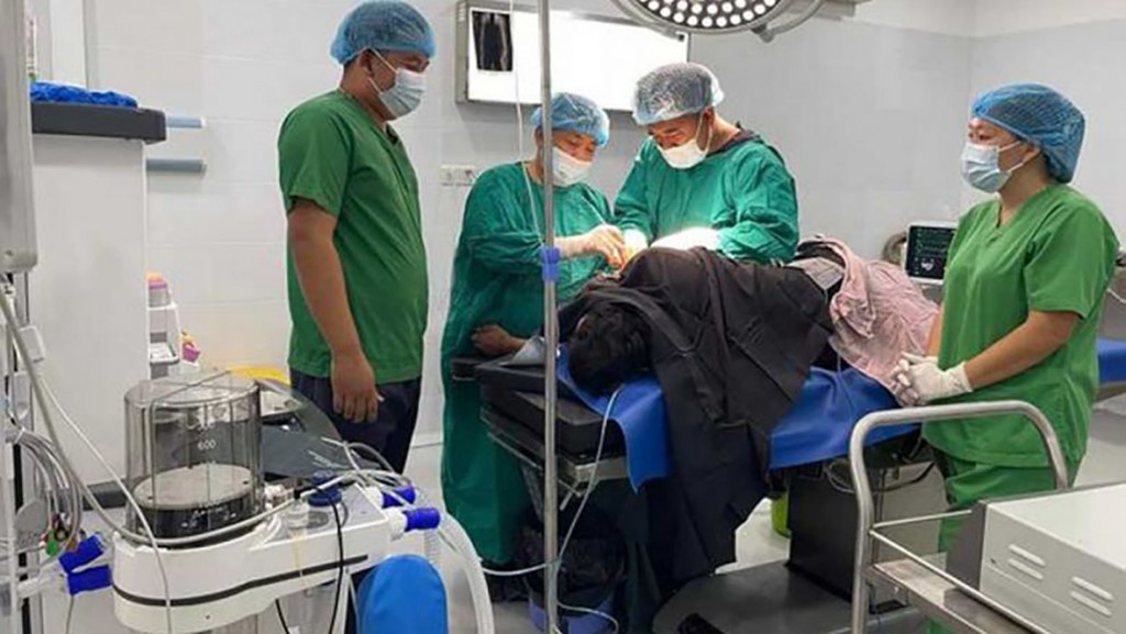 doctors_treat_patients_at_kampong_thom_provincial_referral_hospital_on_august_3._k_thom_hospital