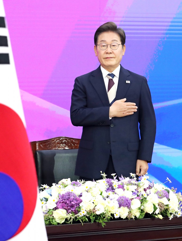국기에 경례하는 이재명 대통령