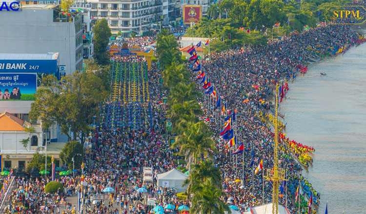 430만_명의_관광객을_기록한_지난해_프놈펜_물축제_현장